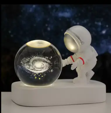 Нічник-космонавт із кришталевою кулею з LED-підсвіткою 12.5 х 9 х 6 см. AT-D8 - фото 1 - id-p2728796985