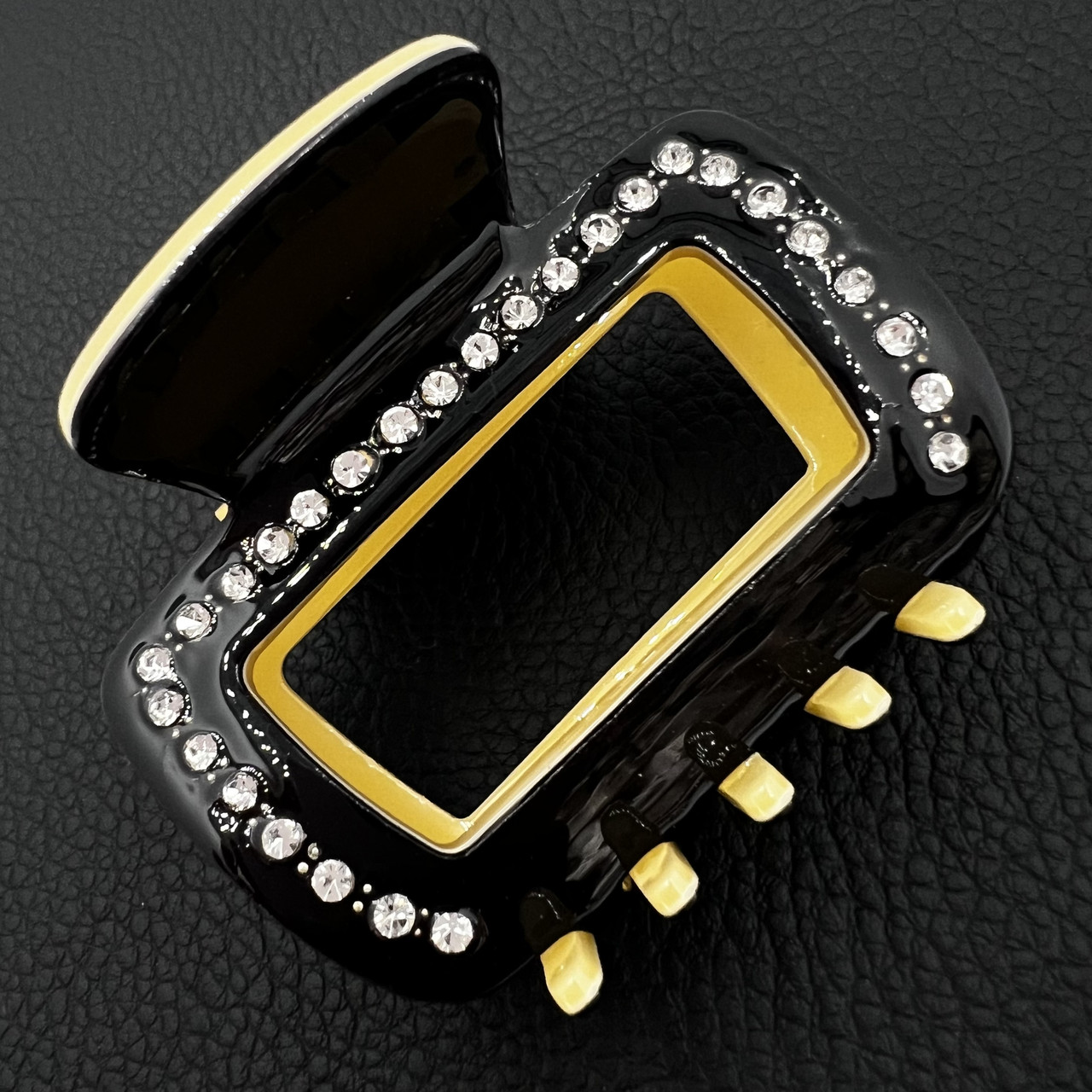 Краб для волоc акриловий глянсовий жовтий чорного кольору з білими кристалами розмір 5х6.5 см