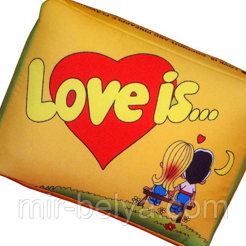 Подушка Love is подарочные подушки любовь жвачки 02