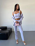 Лавандовий стильний жіночий костюм-трійка: штани, топ і піджак, фото 3