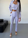 Лавандовий стильний жіночий костюм-трійка: штани, топ і піджак, фото 5
