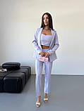 Лавандовий стильний жіночий костюм-трійка: штани, топ і піджак, фото 4