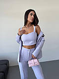 Лавандовий стильний жіночий костюм-трійка: штани, топ і піджак, фото 2