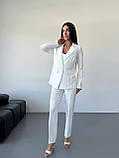 Молочний стильний жіночий костюм-трійка: штани, топ і піджак, фото 5