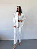 Молочний стильний жіночий костюм-трійка: штани, топ і піджак, фото 2