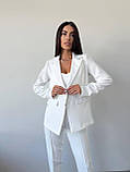 Молочний стильний жіночий костюм-трійка: штани, топ і піджак, фото 4