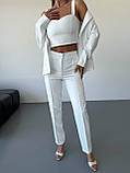 Молочний стильний жіночий костюм-трійка: штани, топ і піджак, фото 6