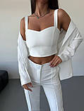 Молочний стильний жіночий костюм-трійка: штани, топ і піджак, фото 8