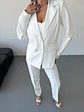 Молочний стильний жіночий костюм-трійка: штани, топ і піджак, фото 9