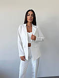 Молочний стильний жіночий костюм-трійка: штани, топ і піджак, фото 7