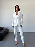 Молочний стильний жіночий костюм-трійка: штани, топ і піджак, фото 3