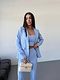 Блакитний стильний жіночий костюм-трійка: штани, топ і піджак, фото 2