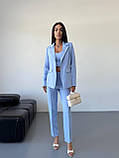 Блакитний стильний жіночий костюм-трійка: штани, топ і піджак, фото 6