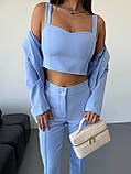 Блакитний стильний жіночий костюм-трійка: штани, топ і піджак, фото 8