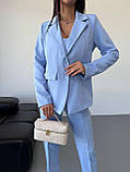 Блакитний стильний жіночий костюм-трійка: штани, топ і піджак, фото 9
