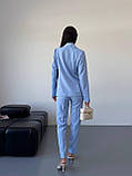 Блакитний стильний жіночий костюм-трійка: штани, топ і піджак, фото 10