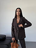 Коричневий стильний жіночий костюм-трійка: штани, топ і піджак, фото 2