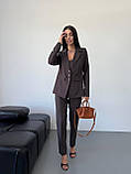 Коричневий стильний жіночий костюм-трійка: штани, топ і піджак, фото 3