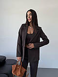 Коричневий стильний жіночий костюм-трійка: штани, топ і піджак, фото 4