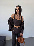 Коричневий стильний жіночий костюм-трійка: штани, топ і піджак, фото 6