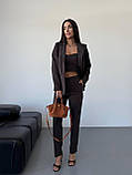 Коричневий стильний жіночий костюм-трійка: штани, топ і піджак, фото 8