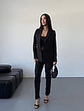 Чорний стильний жіночий костюм-трійка: штани, топ і піджак, фото 2