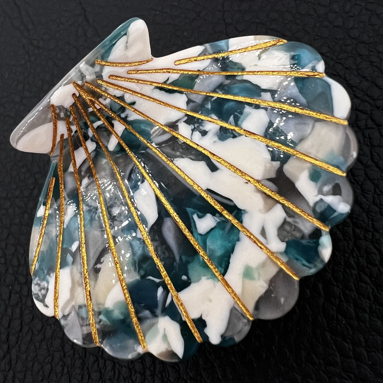 Краб для волоc акриловый ракушка с рельефными линиями мраморная разноцветная размер 4х5 см