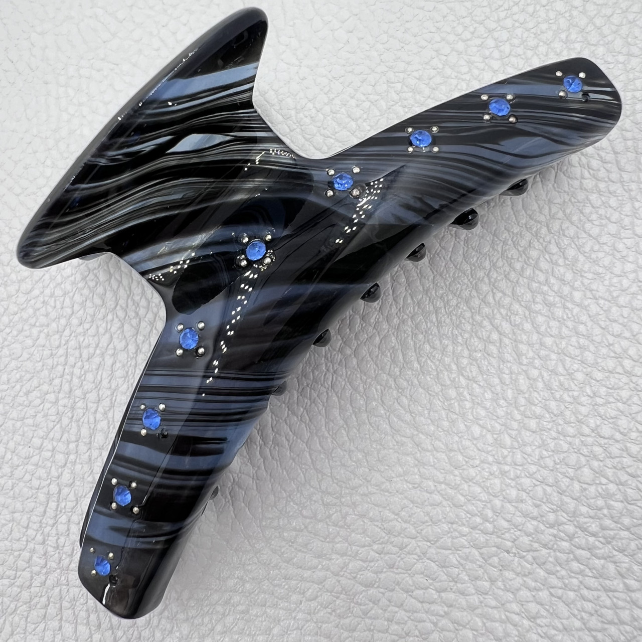 Краб для волосся акриловий глянсовий із візерунками чорного синього кольору з блакитними стразами розмір 3.5х9.5 см