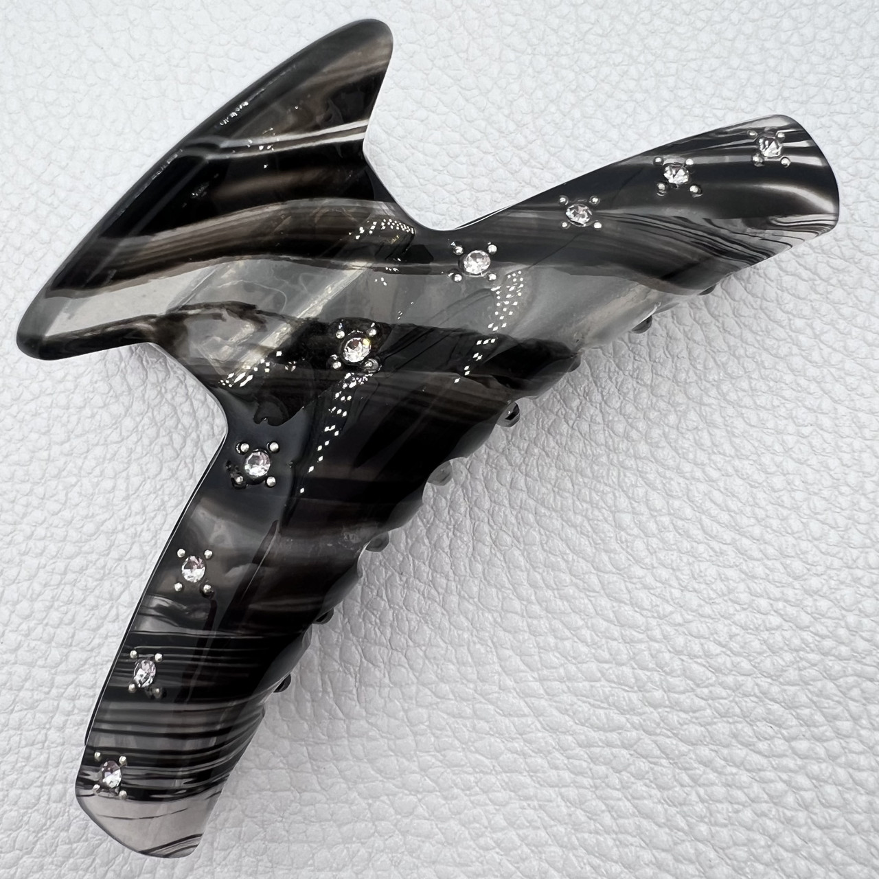 Краб для волосся акриловий глянсовий із візерунками чорно-білого кольору з білими камінчиками розмір 3.5х9.5 см