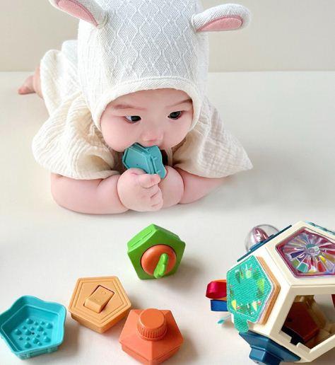 Бізікуб розвиваюча іграшка з дзеркалом калейдоскопом Дитячий ігровий куб з липучкою брязкальцем з пальчиковими іграми, фото 1