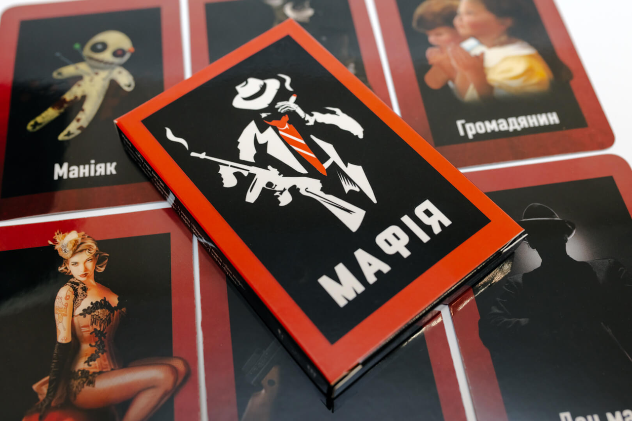 Колода карт для гри в Мафію - 13 карт, виготовлені з картону зі щільної глянсовою ламінацією.