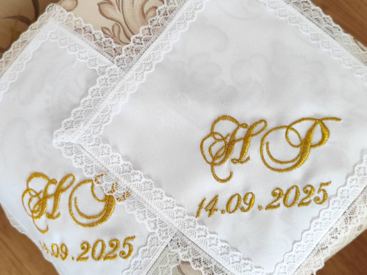 Хустинки щоб тримати вінці, свічки з вишивкою ініціалів і дати, фото 1