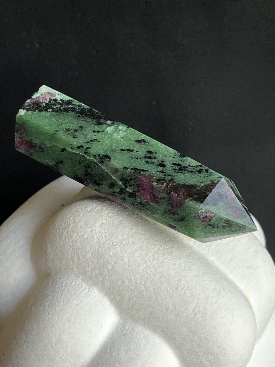 Рубін в цоїзиті натуральний обеліск кристал рубін камінь цоїзит олівець., фото 1