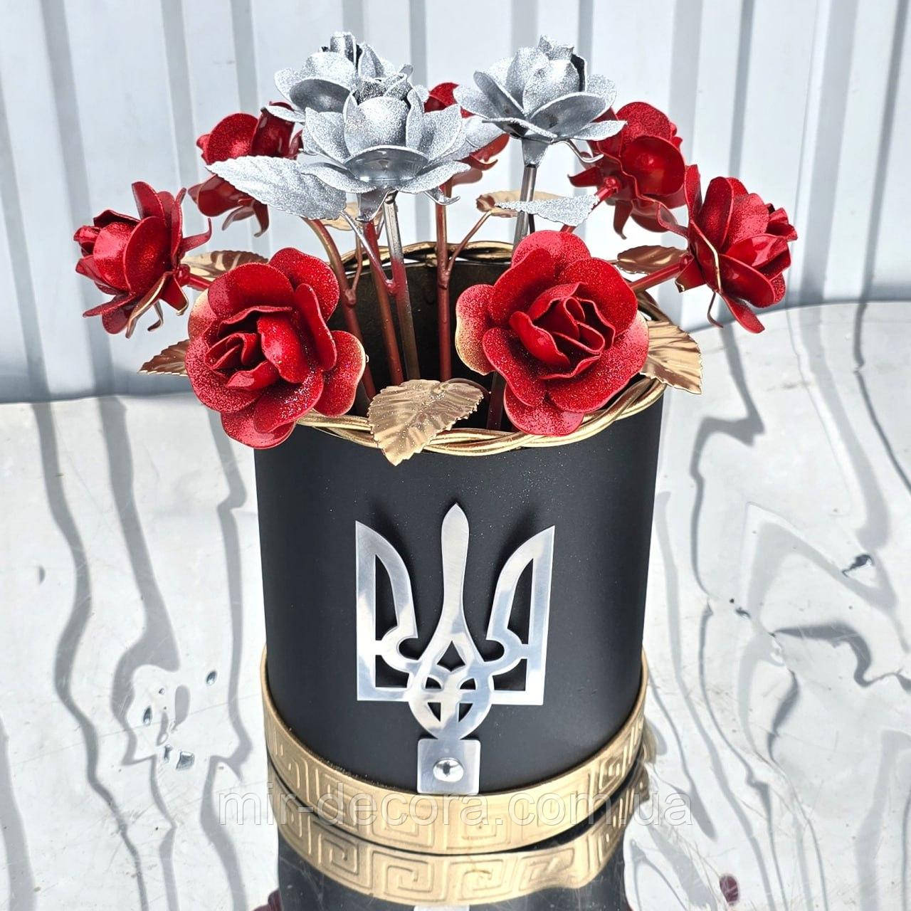 Кована ваза "чорвоно сріблясті", букет воїну, ваза Герою України, ваза на Алею Слави.