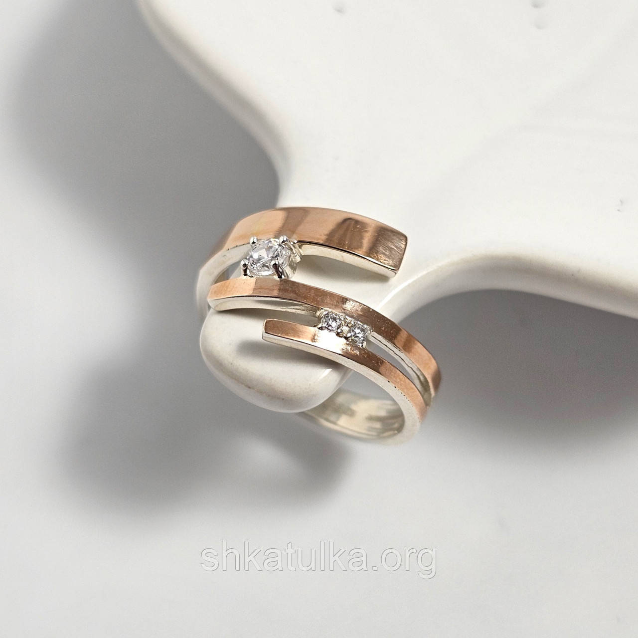 Срібне кільце з золотими вставками та білими каменями цирконами