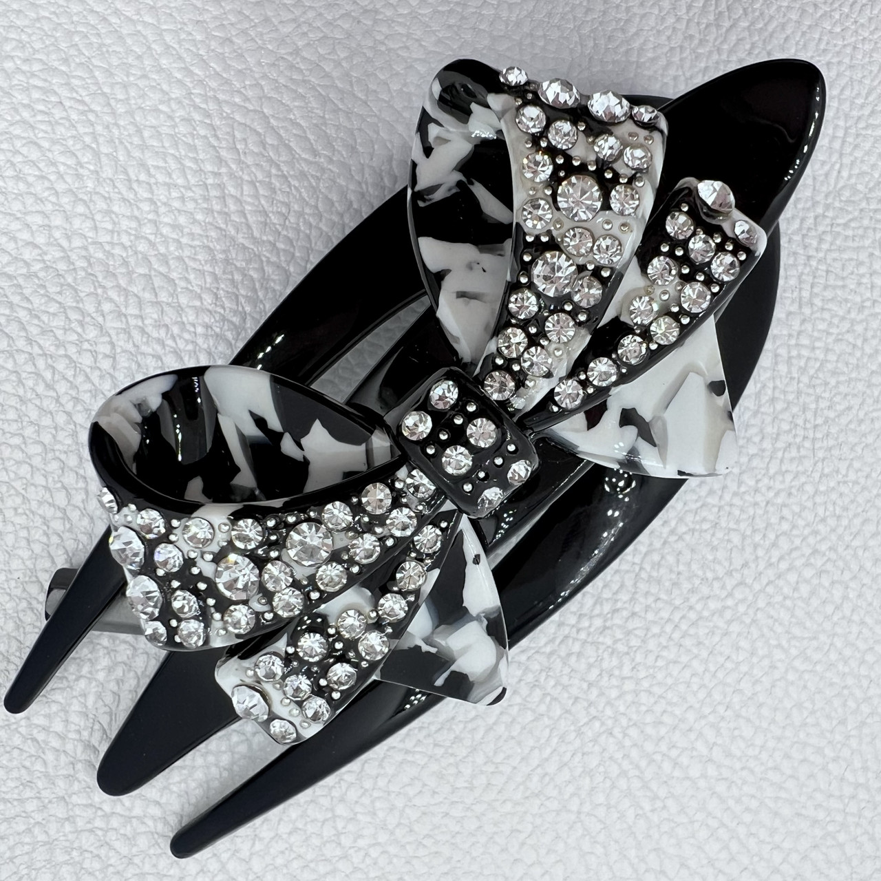 Шпилька краб для волосся французький пластик бантик біло чорного кольору з камінчиками довжина 12.5 см висота 5 см