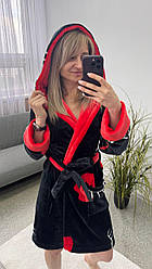 Яскравий жіночий короткий халат на запах з капюшоном і кишенями Xmd05