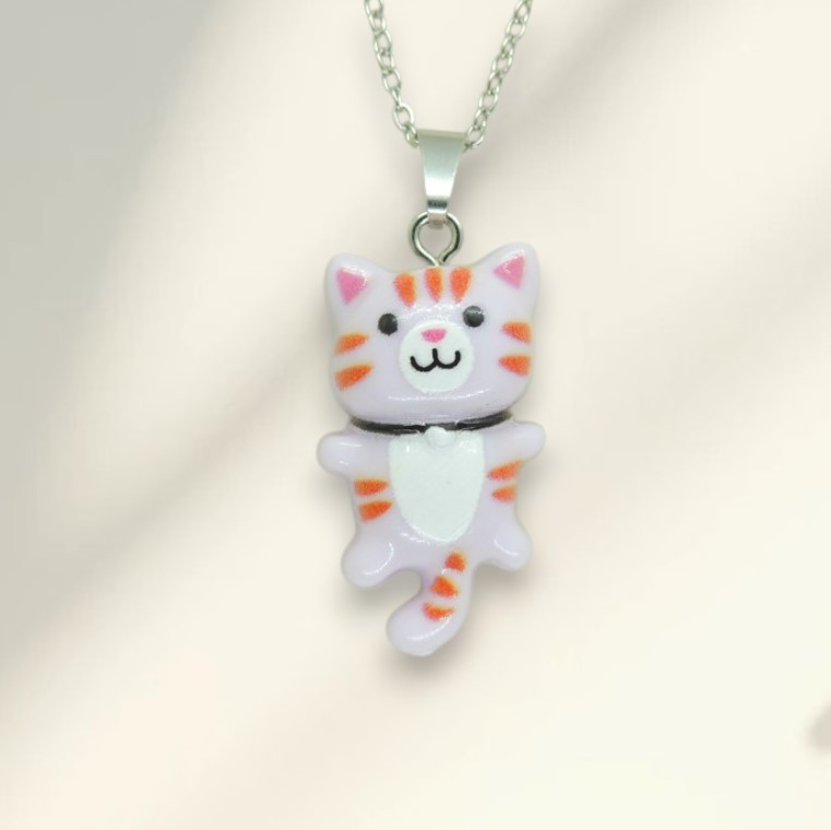 Кулон кіт фіолетовий з помаранчевими плямами зі смоли на ланцюжку з нержавіючої сталі 2.9 см 45+5 см, фото 1