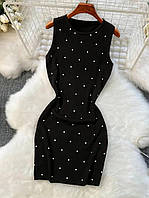 Облегающее женское платье с бусинами