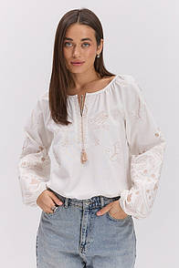 Жіноча вишиванка молочна з квітами і пташками гладдю MKAR35049-5