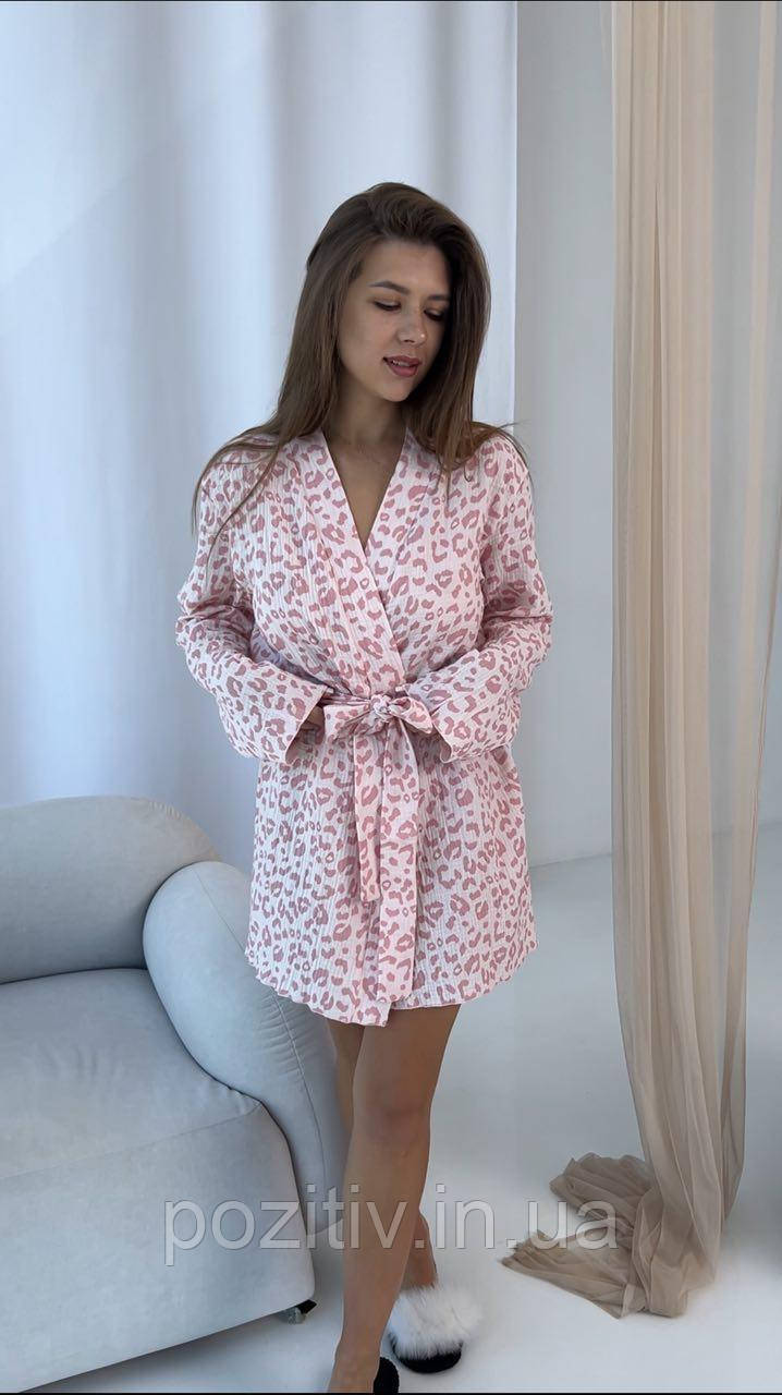 Жіночий мусліновий халат середньої довжини Лео пудра — легкий домашній халат із поясом, фото 1