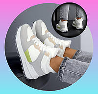 Жіночі зимові кросівки хайтопи білого кольору з сірими вставками на екохутрі