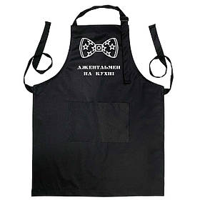 Фартух чорного кольору з лямкою, що регулюється і кишенею "Джентельмен на кухні"