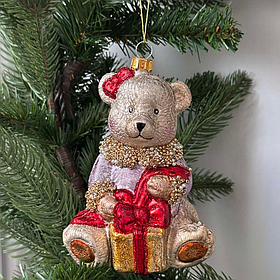 Ялинкова фігурна прикраса зі скла  Ведмедик з подарунками 13см