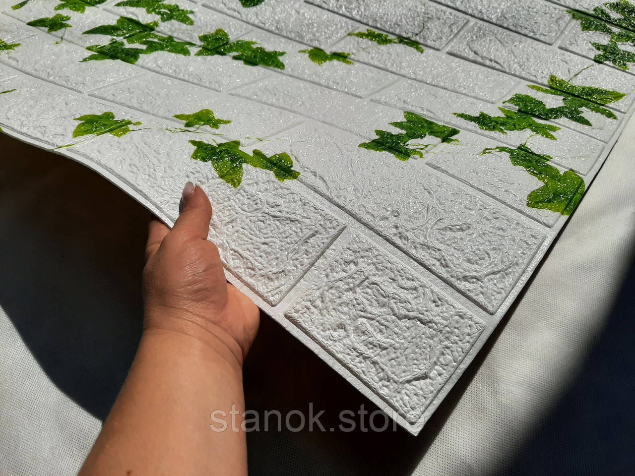 Декоративна самоклеюча 3D панель під білу цеглу із зображенням плюща 700x770x5 мм, фото 1