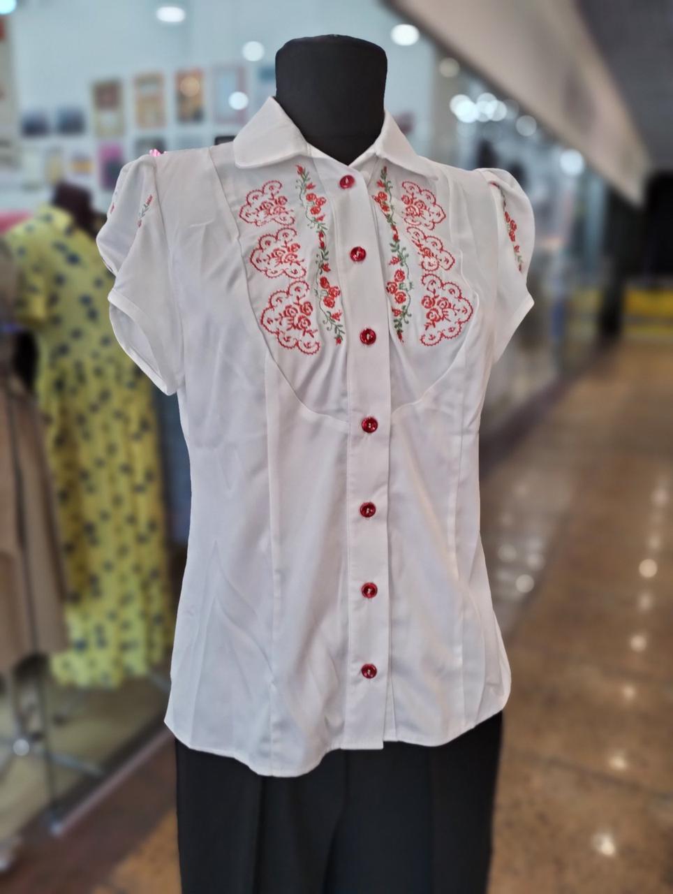 Блуза з вишивкою