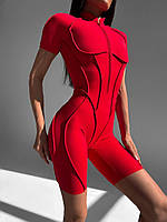 Червоний фітнес комбінезон короткий з відкритою спиною і моделюючими фігуру швами