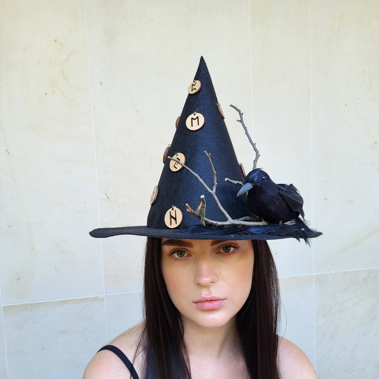 Чорний капелюх відьми з рунами та вороном для магічних обрядів та Хеловіну, фото 1