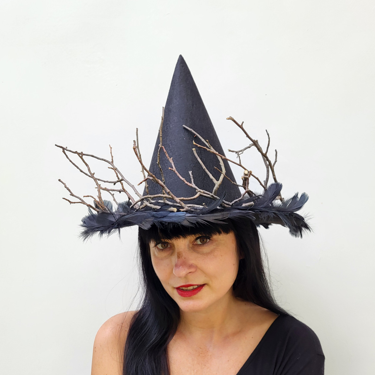 Чорний капелюх відьми з гілками та чорним пір’ям – містичний акцент для образу відьми на Хеловін, фото 1