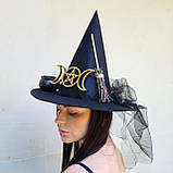 Чорний капелюх відьми з Потрійною Місячною Пентаграмою, казанком та мітлою, фото 4
